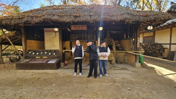 초가집에서 찰칵