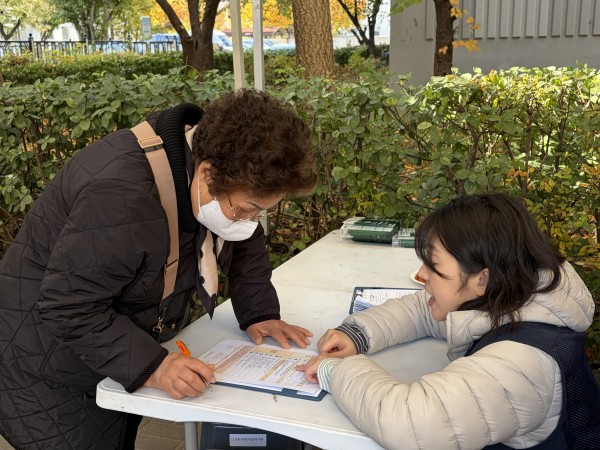 외로움고립 진단 진행하는 모습