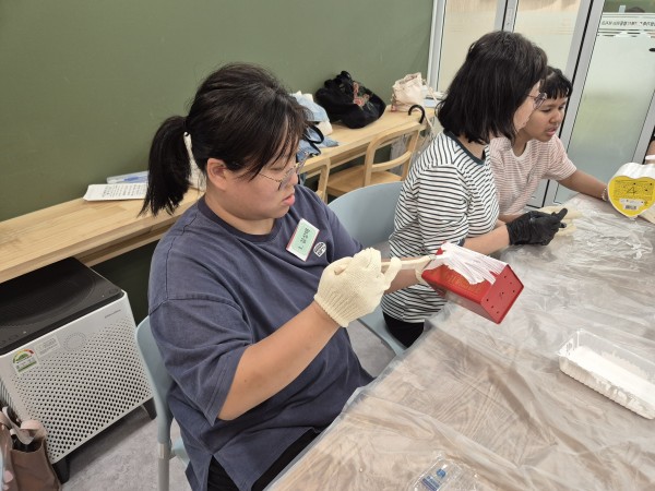 깡통화분에 페인트 칠하는 모습