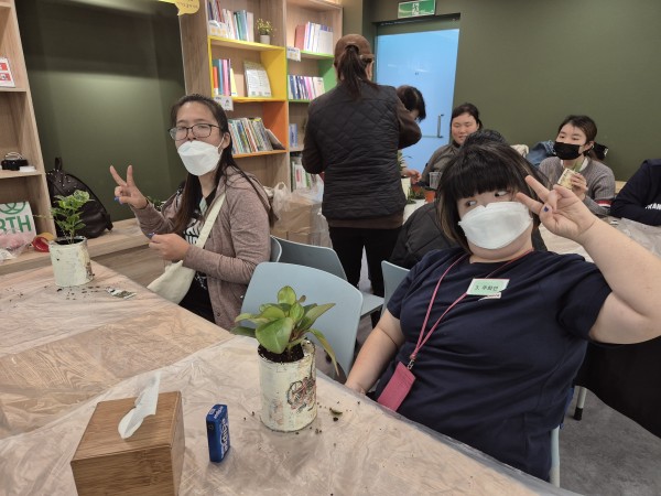 리사이클 화분을 완성하고 기념사진 촬영