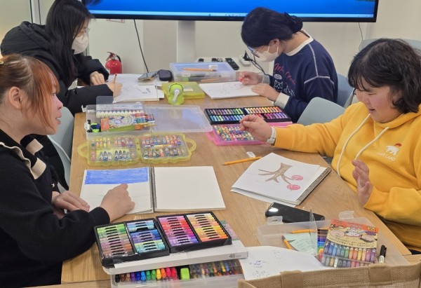 그림책테라피 노트 꾸미고 있는 모습