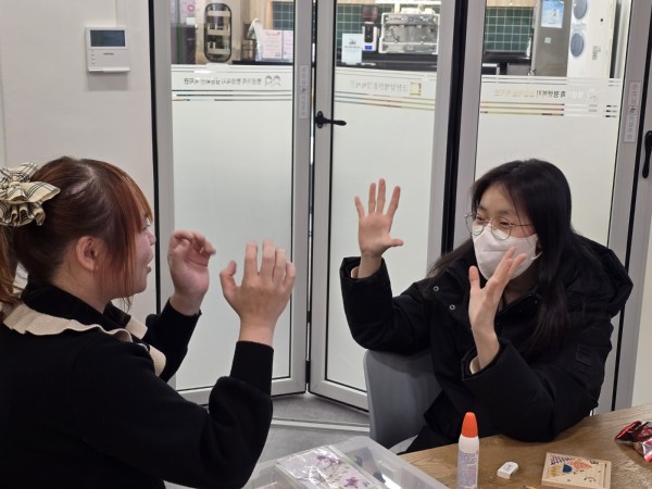 2명이서 짝짝 체조 하고 있는 모습