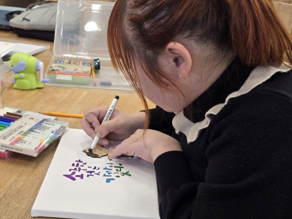 걱정인형을 꾸미고 있는 모습