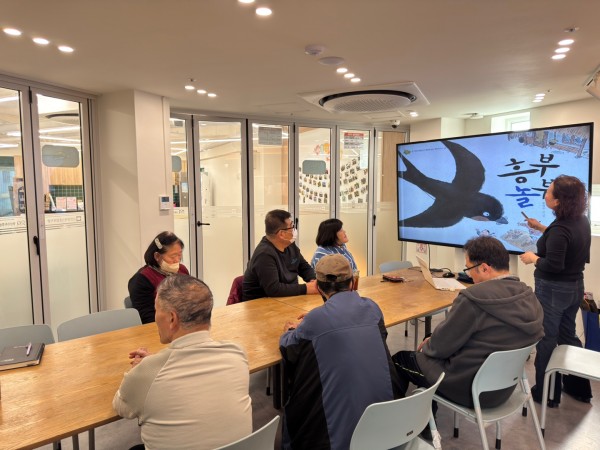 흥부와 놀부에 대한 이야기를 나누고 있는 모습