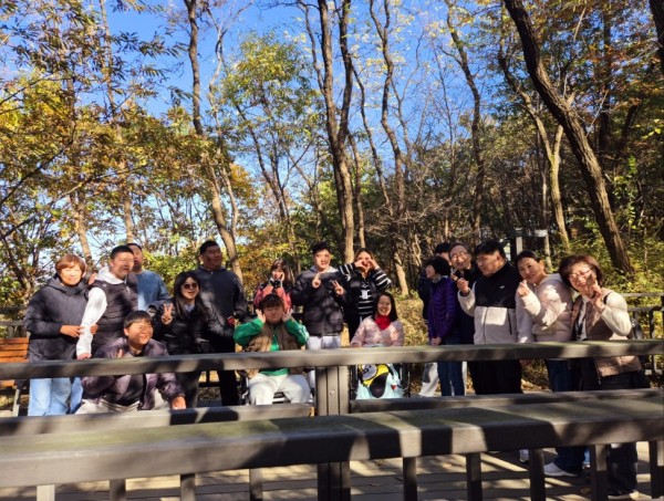 데크길 끝지점에서 구청장님과 금빛모두와 찰칵!