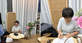 꽃에 대해 설명해주는 강사와 꽃에 대해 메모를 하는 대상자의 모습