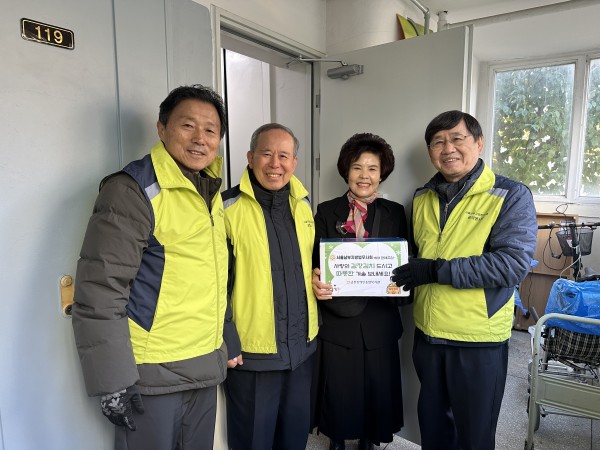 김치를 배달을 받아 함께 웃으며 사진을 찍고 있는 모습