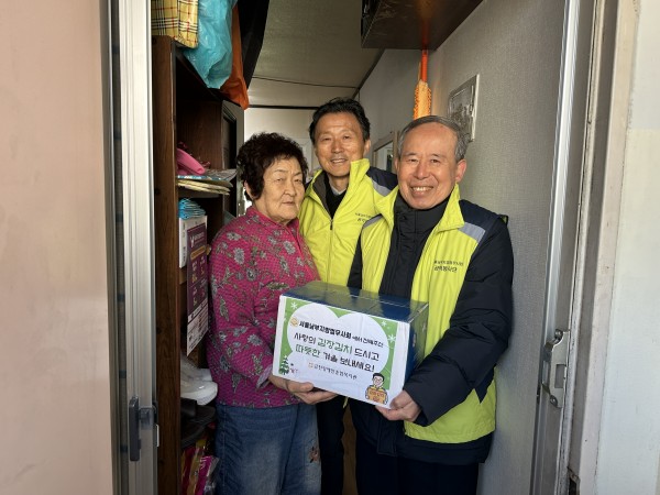 김치를 들고 함께 사진을 찍고 있는 모습