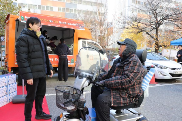 이용인이랑 이야기를 나누고 있는 모습