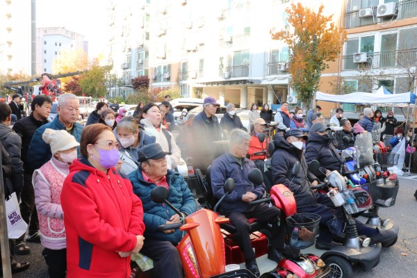행사를 시작하고 모여서 이야기를 듣는 모습