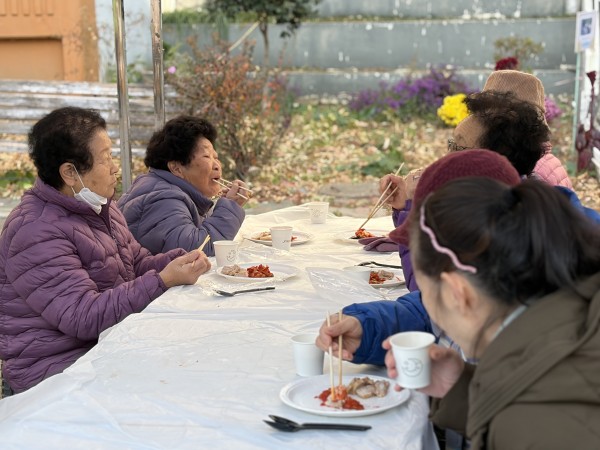 수육을 맛있는 드시고 있는 모습