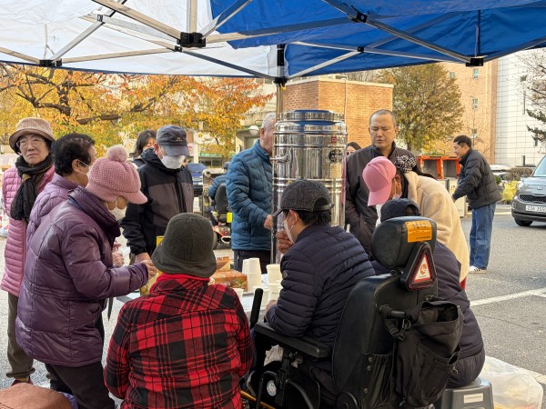 차를 먹기 위해 모여 있는 모습