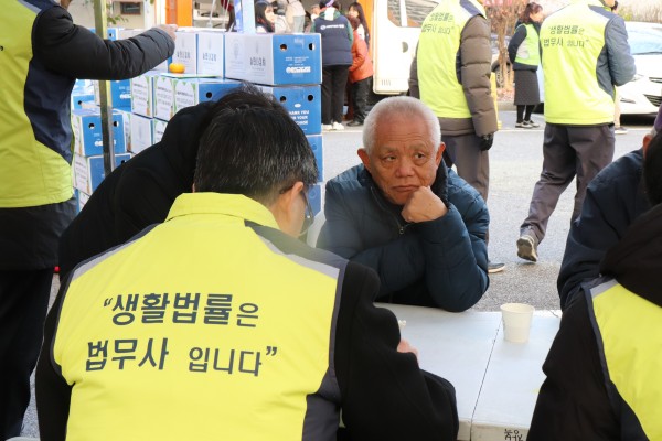 법률 상담을 하고 있는 모습