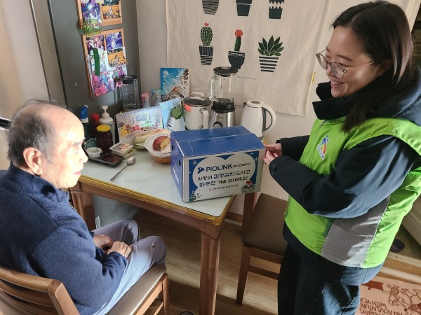 집으로 방문해 김치를 배달하고 있는 모습