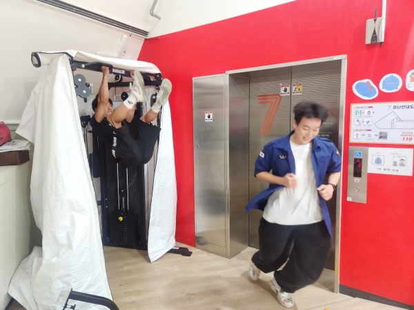 메달려서 하체를 들어올려 코어운동하는모습