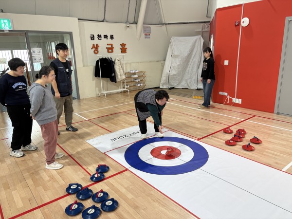 스톤을 직접투구하는 참여자