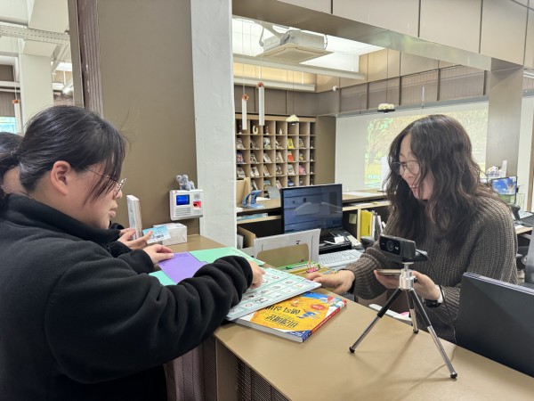 쉬운그림글자판을 이용해 책을 대여하는 모습