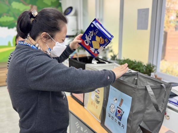 종이류에 분리해서 버리는 하누리주간보호센터 이용인 모습