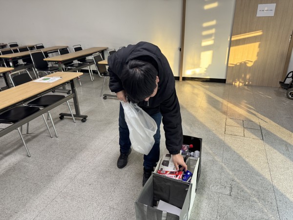 직접 분리수거하는 자립생활센터 이용인 모습