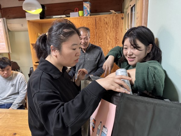 캔을 버리는 볕바라기 이용인의 모습