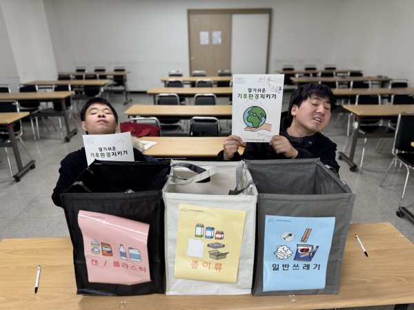 책자를 들고 활짝웃는 자립생활센터 이용인 모습