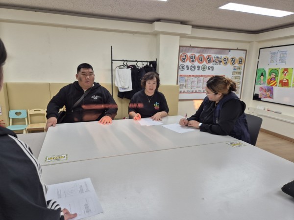 통합돌봄 이용 후 긍정적 변화에 대해 말씀하시는 모습