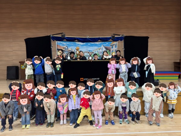 아이들이 직접 무대로 올라와 인형을 만져보는 모습