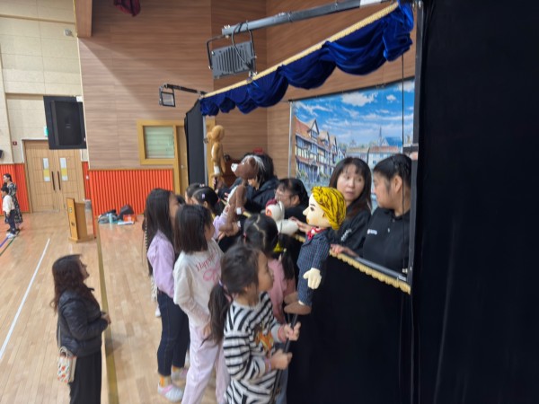 서울정신초등학교 병설유치원 아이들과 인형극단 여우 단체 사진