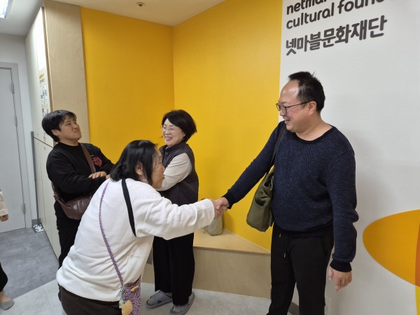 인사나누는 모습