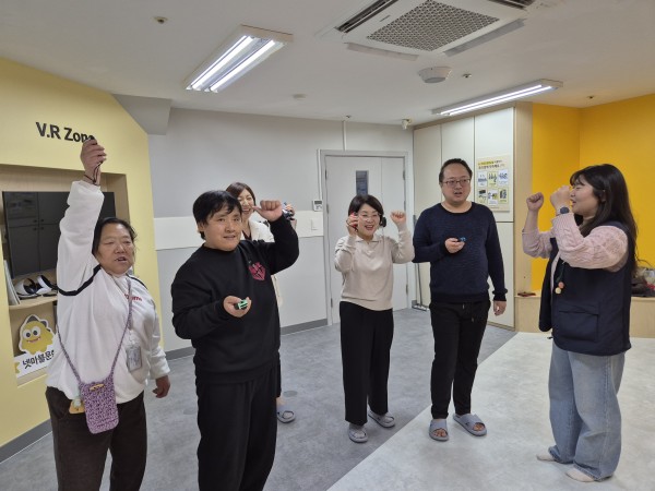 다함께 원투 스위치 외치는 모습