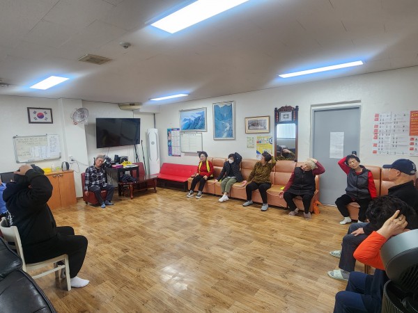 목근육을 쭉쭉 늘리는 중