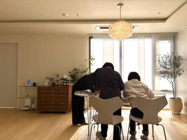 함께 만들고 있는 뒷모습