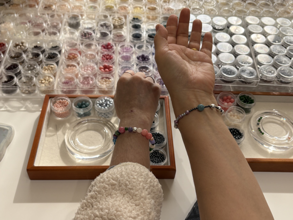 완성된 팔찌를 착용한 모습