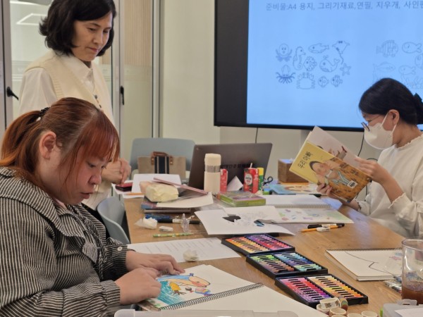 가족 주제로 준비된 그림책을 살펴보는 모습