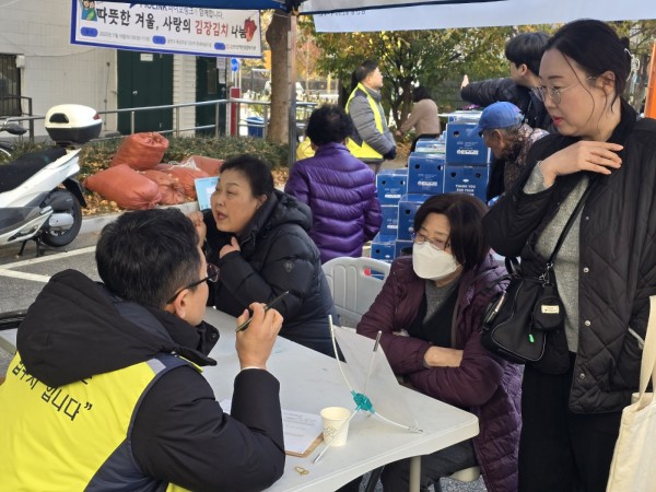 법률상담을 받고 궁금한 점을 물어보는 모습