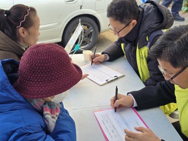 무료 법률 상담을 받고 있는 모습
