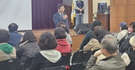교육시작 전 활동지원사들에게 인사말씀 드리는 금천구의회 이인식 의장님