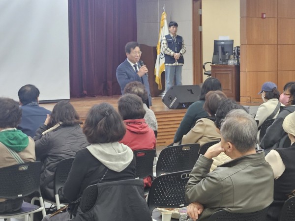 교육시작 전 활동지원사들에게 인사말씀 드리는 금천구의회 이인식 의장님