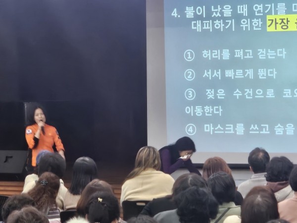 올바른 대피방법에 대해 설명하는 임정화 소방위와 시범을 보이는 활동지원사