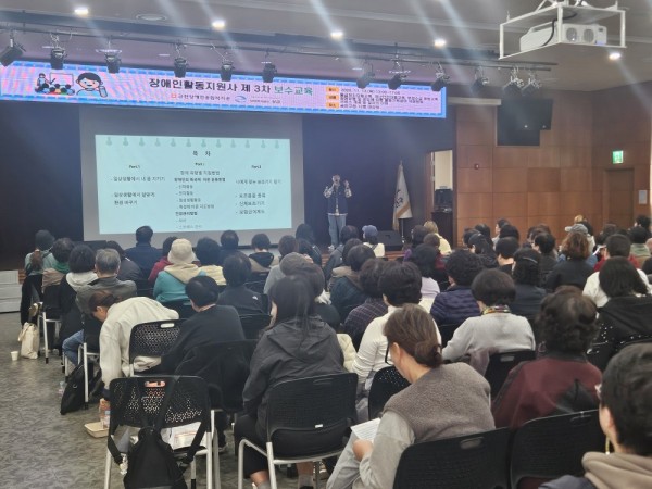 교육 내용에 대해 설명하는 사회서비스팀 이현수 대리