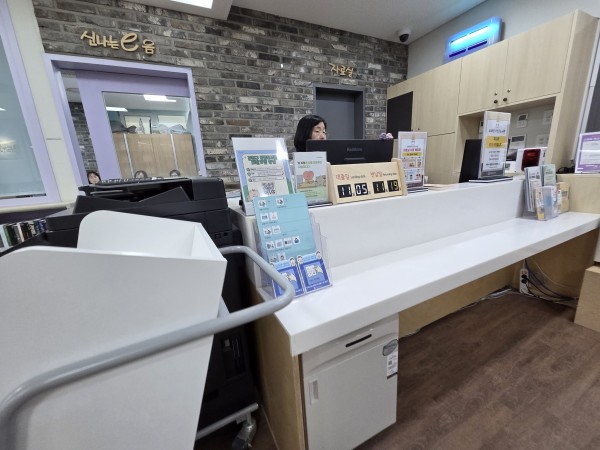 도서관에AAC그림글자판 있는모습