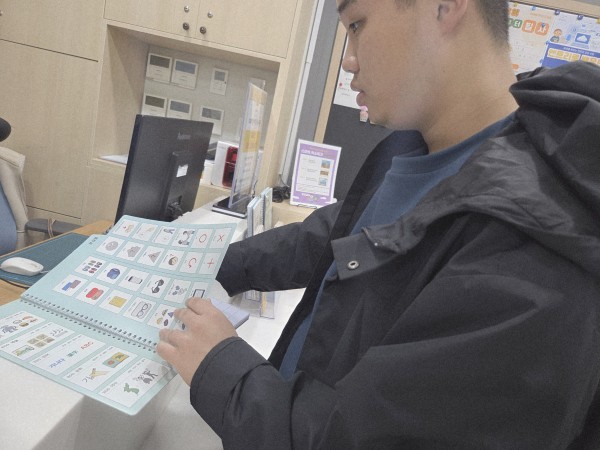 그림글자판으로 물어보는모습