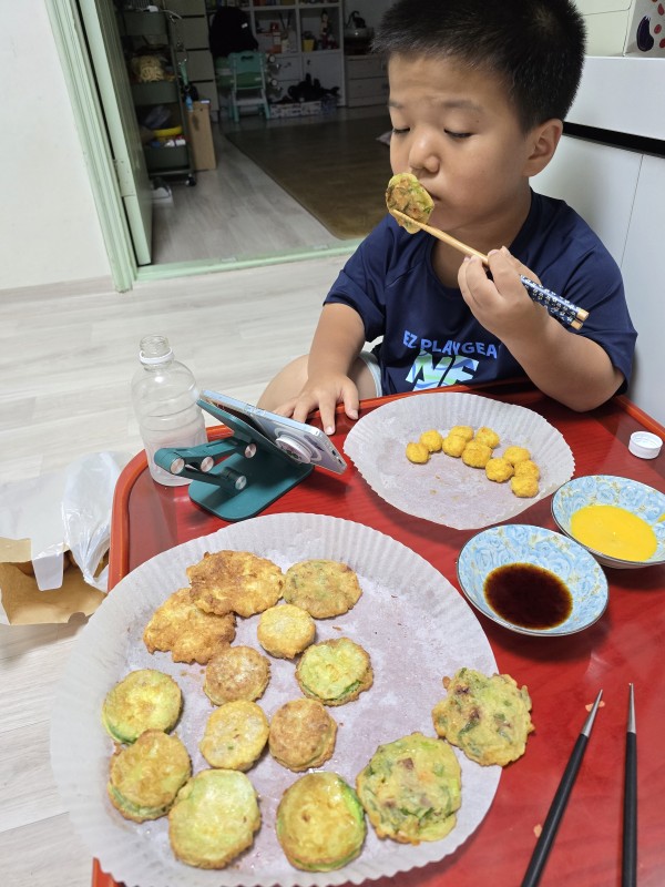 맛있게 식사하는 아동