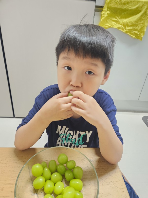 식사후 포도를 먹는 아동