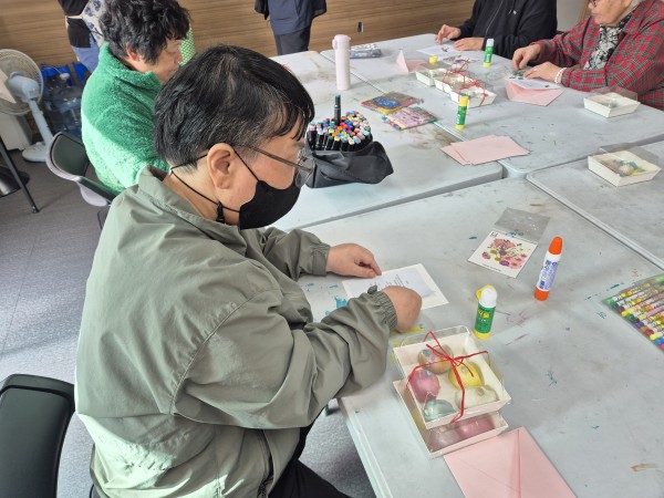 초대장 꾸미는 모습