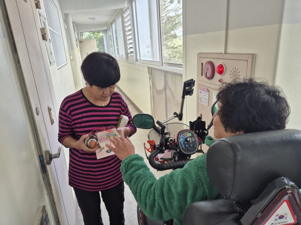 선물 전달하는 모습