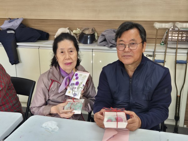 초대받은 이웃과 함께 사진