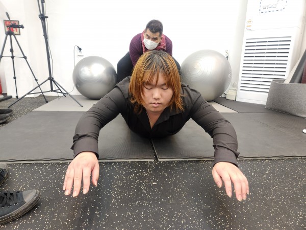 서로의도움을받아 진행하는 허리운동