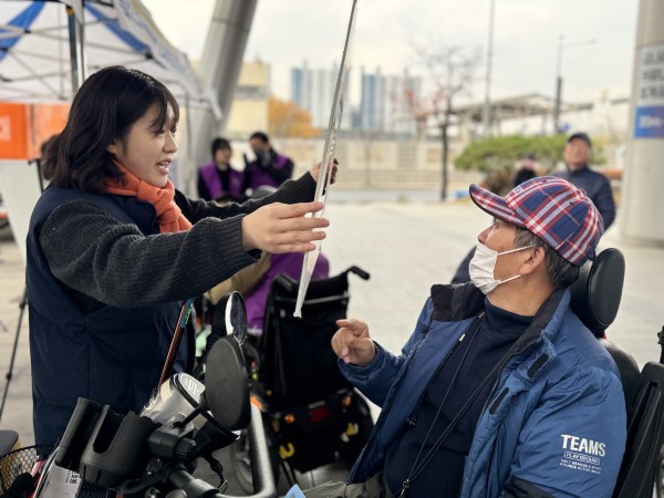 눈응시판으로 소통하는 모습