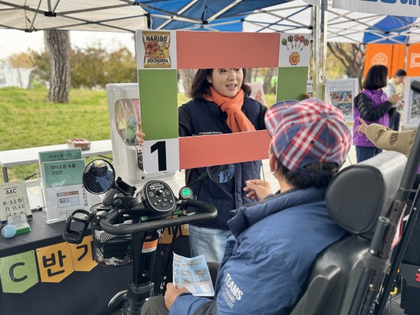 눈응시판을 경험해보는 모습